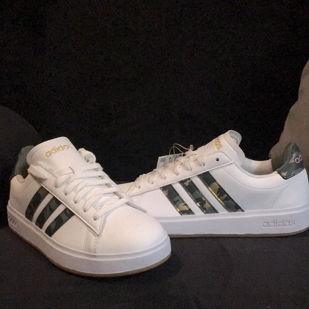 Adidas Grand court 2.0 tennis shoes